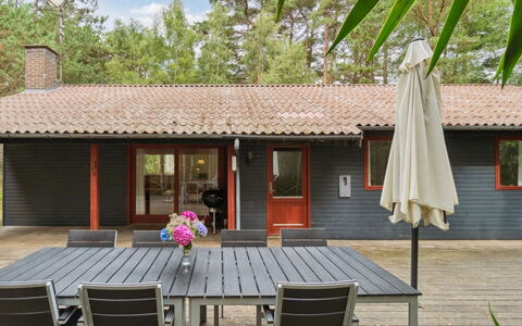 Clementine - 1.2Km from the Sea: Træ, Tag, Arkitektur, Hjem, Hus, Sommerhus, Sidespor, Hårdttræ, Hældning, Estate