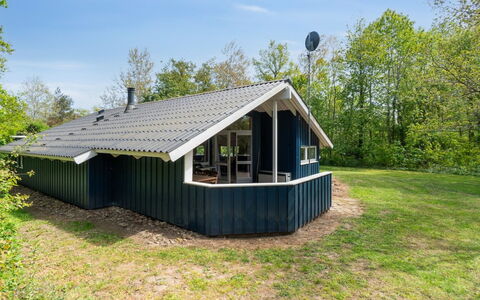 Ejnarine - 300M from the Sea: Træ, Tag, Arkitektur, Hjem, Hus, Sommerhus, Sidespor, Hårdttræ, Hældning, Estate
