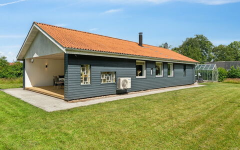 Geske - 3.2Km from the Sea: Træ, Tag, Arkitektur, Hjem, Hus, Sommerhus, Sidespor, Hårdttræ, Hældning, Estate