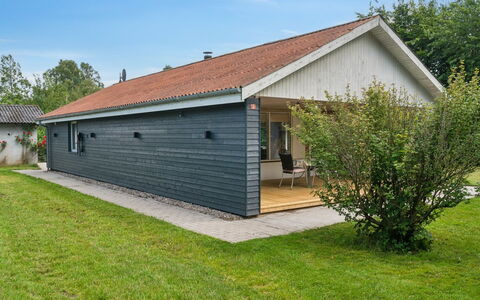 Geske - 3.2Km from the Sea: Træ, Tag, Arkitektur, Hjem, Hus, Sommerhus, Sidespor, Hårdttræ, Hældning, Estate