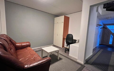 Jytilevi B: Møbel, Gulvbelægning, Etage, Indretning, Loft, Belysning, Værelse, Lejlighed, Stol, Stue
