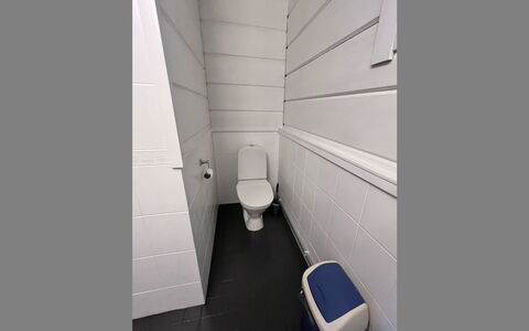 Jytilevi B: Toiletbræt, Toilet, Gulvbelægning, Etage, Sanitærarmatur, Badeværelse, Flise, Vvs