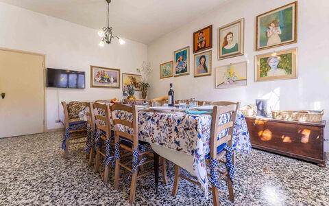 Casa Vacanza Mais - Camaiore, Toscana: Billedramme, Bord, Bygning, Azure, Træ, Indretning, Etage, Gulvbelægning, Dekoration, Stol