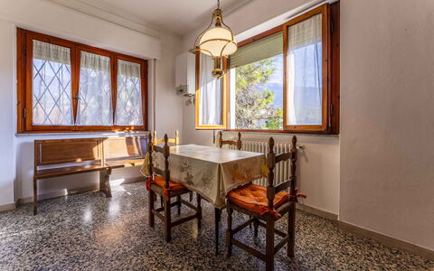 Casa Vacanza Mais - Camaiore, Toscana: Vindue, Ejendom, Møbel, Træ, Bord, Rektangel, Indretning, Gulvbelægning, Etage