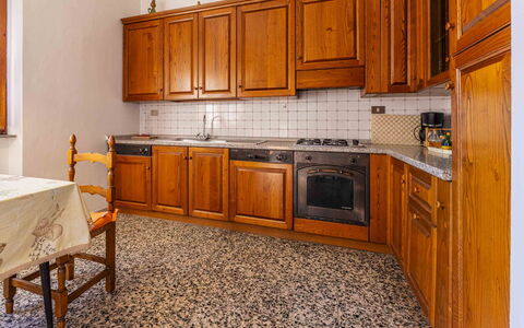 Casa Vacanza Mais - Camaiore, Toscana: Cabinetry, Countertop, Møbel, Ejendom, Bygning, Køkken, Skuffe, Køkken Apparat, Træ, Husholdningsapparat