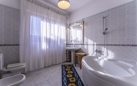 Casa Vacanza Mais - Camaiore, Toscana: Bygning, Ejendom, Sanitærarmatur, Badekar, Badeværelse, Vindue, Indretning, Gardin, Træ