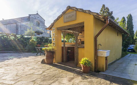Casale Il Farro - Camaiore, Toscana: Plante, Himmel, Bygning, Ejendom, Sky, Blomsterkrukke, Træ, Dør, Vindue, Skygge
