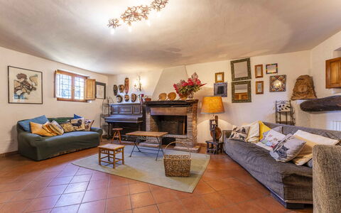 Casale Il Farro - Camaiore, Toscana: Billedramme, Møbel, Couch, Bord, Træ, Bygning, Belysning, Stueplante, Indretning, Komfort