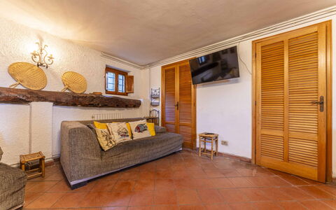 Casale Il Farro - Camaiore, Toscana: Ejendom, Møbel, Plante, Træ, Belysning, Orange, Indretning, Bygning, Komfort, Hus