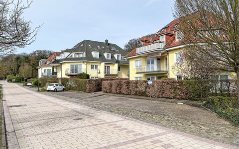Ritter: Himmel, Plante, Bygning, Vindue, Træ, Vejbelægning, Hus, Land Lot, Asfalt, Græs