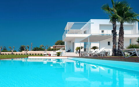 Casa Mareblu - Marina Di Modica, Sicilia: Vand, Himmel, Ejendom, Bygning, Svømmepøl, Plante, Azure, Badeby, Træ, Udendørs Møbler