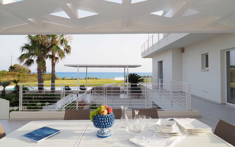 Casa Mareblu - Marina Di Modica, Sicilia: Bord, Ejendom, Bygning, Plante, Bordservice, Vindue, Himmel, Blomsterkrukke, Skygge, Belysning