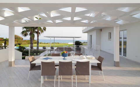 Casa Mareblu - Marina Di Modica, Sicilia: Bord, Ejendom, Møbel, Plante, Stol, Skygge, Indretning, Arkitektur, Ejerlejlighed, Etage