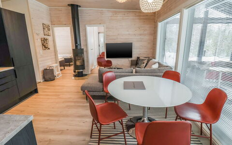 Koukkupolku 5: Møbel, Indretning, Gulvbelægning, Etage, Træ, Loft, Stue, Couch, Stol, Værelse