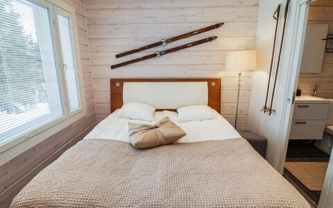 Koukkupolku 5: Træ, Seng, Soveværelse, Etage, Indretning, Gulvbelægning, Møbel, Sengetøj, Sengetøj, Loft