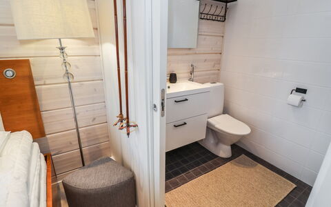 Koukkupolku 5: Gulvbelægning, Etage, Træ, Indretning, Sanitærarmatur, Badeværelse, Toilet, Toiletbræt, Vvs, Værelse