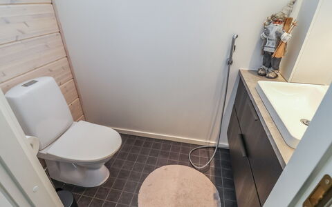 Koukkupolku 5: Toiletbræt, Toilet, Gulvbelægning, Badeværelse, Sanitærarmatur, Etage, Vvs, Indretning, Flise, Værelse