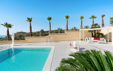 Villa Agrigenta - Ribera, Sicilia: Vand, Himmel, Plante, Ejendom, Svømmepøl, Azure, Bygning, Arecales, Træ, Arkitektur