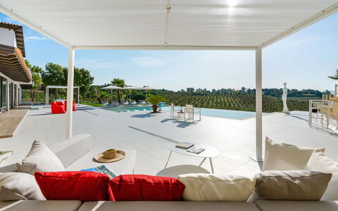 Villa Agrigenta - Ribera, Sicilia: Himmel, Ejendom, Skygge, Udendørs Møbler, Bygning, Liggestol, Boligområde, Stue, Komfort, Svømmepøl
