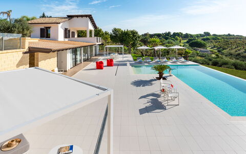 Villa Agrigenta - Ribera, Sicilia: Himmel, Bygning, Ejendom, Vand, Sky, Træ, Svømmepøl, Udendørs Møbler, Urban Design, Skygge