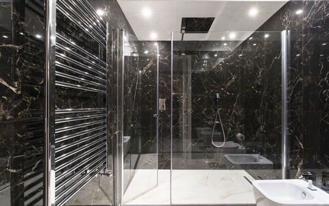 Villa Agrigenta - Ribera, Sicilia: Tap, Håndvask, Sanitærarmatur, Spejl, Bygning, Badeværelse, Gulvbelægning, Glas, Kompositmateriale, Metal