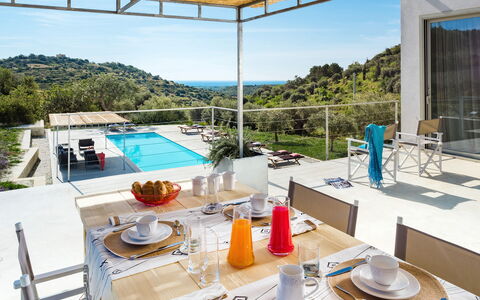 Casabella - Avola, Sicilia: Bordservice, Bord, Ejendom, Møbel, Himmel, Bygning, Azure, Vand, Indretning, Plante