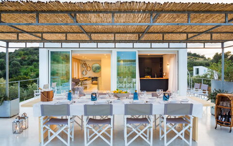 Casabella - Avola, Sicilia: Bord, Møbel, Ejendom, Plante, Stol, Dekoration, Indretning, Skygge, Bygning, Arkitektur