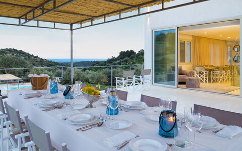 Casabella - Avola, Sicilia: Bord, Bordservice, Møbel, Ejendom, Stol, Glasservice, Azure, Dug, Tallerkner, Drinkware
