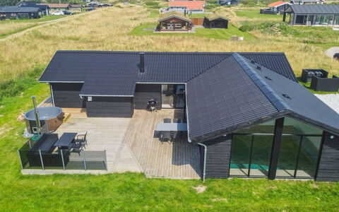 Månviva - 500M from the Sea: Loft, Gulvbelægning, Indretning, Etage, Kompositmateriale, Møbel, Udvej, Hotel, Design, Dagslys