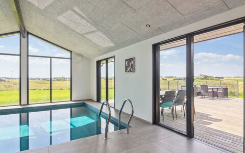Månviva - 500M from the Sea: Loft, Gulvbelægning, Indretning, Etage, Kompositmateriale, Møbel, Udvej, Hotel, Design, Dagslys