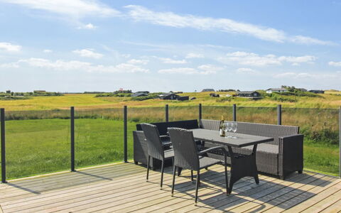 Månviva - 500M from the Sea: Loft, Gulvbelægning, Indretning, Etage, Kompositmateriale, Møbel, Udvej, Hotel, Design, Dagslys
