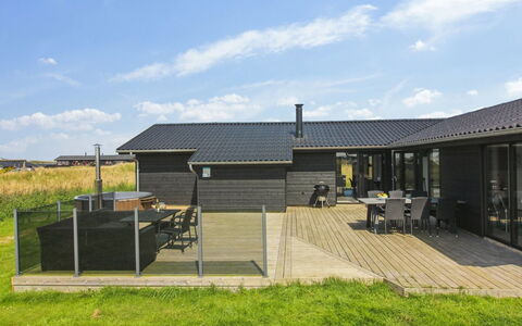 Månviva - 500M from the Sea: Loft, Gulvbelægning, Indretning, Etage, Kompositmateriale, Møbel, Udvej, Hotel, Design, Dagslys