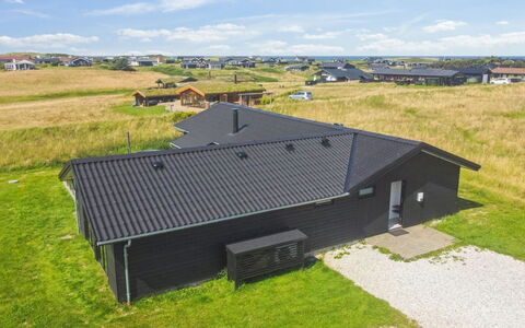 Månviva - 500M from the Sea: Loft, Gulvbelægning, Indretning, Etage, Kompositmateriale, Møbel, Udvej, Hotel, Design, Dagslys