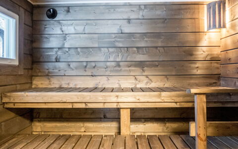 Kianta: Udendørs Møbler, Busk, Hus, Udendørs Bord, Møbel, Hjem, Have, Lawn, Backyard, Estate