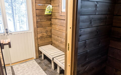 Kianta: Udendørs Møbler, Busk, Hus, Udendørs Bord, Møbel, Hjem, Have, Lawn, Backyard, Estate