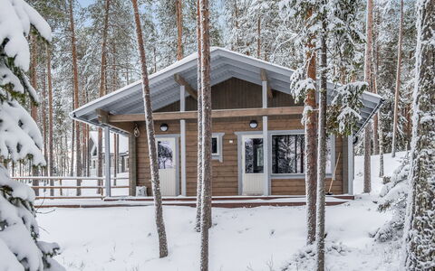 Kianta: Udendørs Møbler, Busk, Hus, Udendørs Bord, Møbel, Hjem, Have, Lawn, Backyard, Estate