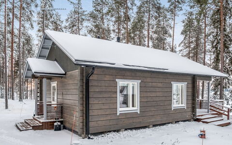 Kianta: Udendørs Møbler, Busk, Hus, Udendørs Bord, Møbel, Hjem, Have, Lawn, Backyard, Estate
