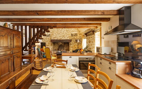 La Chaumière de Quélarn: Ejendom, Bord, Bordservice, Bygning, Træ, Belysning, Cabinetry, Stol, Indretning, Countertop
