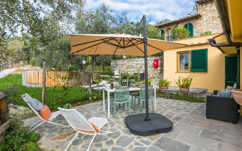 Villa Anna: Bord, Møbel, Blomst, Ejendom, Sky, Himmel, Plante, Bygning, Stol, Skygge