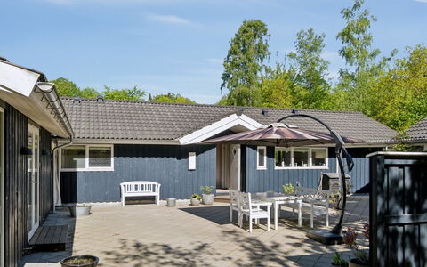 Fatima - 400M from the Sea: Møbel, Indretning, Gulvbelægning, Etage, Loft, Værelse, Stol, Bord, Lejlighed, Køkken & Spisebord