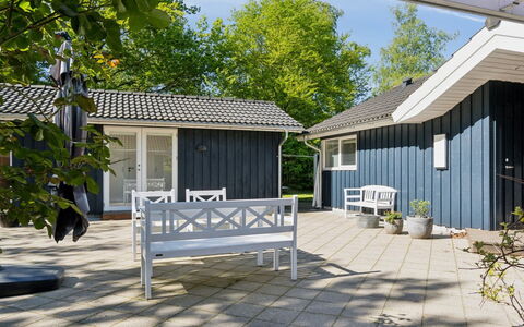 Fatima - 400M from the Sea: Møbel, Indretning, Gulvbelægning, Etage, Loft, Værelse, Stol, Bord, Lejlighed, Køkken & Spisebord