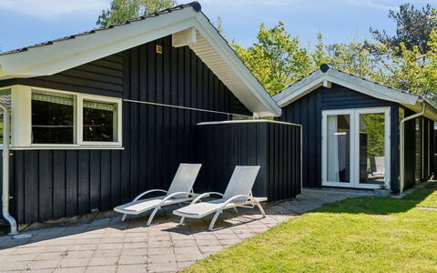 Fatima - 400M from the Sea: Møbel, Indretning, Gulvbelægning, Etage, Loft, Værelse, Stol, Bord, Lejlighed, Køkken & Spisebord