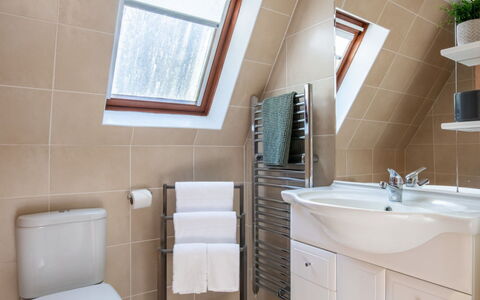 Caledonia Lodge: Cabinetry, Håndvask, Badeværelsesskab, Bygning, Ejendom, Spejl, Sanitærarmatur, Tap, Hus, Badeværelse