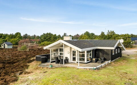 Josef - 950M from the Sea: Tag, Hus, Hjem, Sommerhus, Dør, Sidespor, Dæk, Veranda, Planke, Hårdttræ