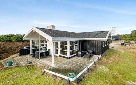 Josef - 950M from the Sea: Tag, Hus, Hjem, Sommerhus, Dør, Sidespor, Dæk, Veranda, Planke, Hårdttræ