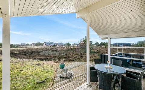 Josef - 950M from the Sea: Tag, Hus, Hjem, Sommerhus, Dør, Sidespor, Dæk, Veranda, Planke, Hårdttræ