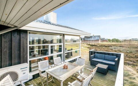 Josef - 950M from the Sea: Tag, Hus, Hjem, Sommerhus, Dør, Sidespor, Dæk, Veranda, Planke, Hårdttræ