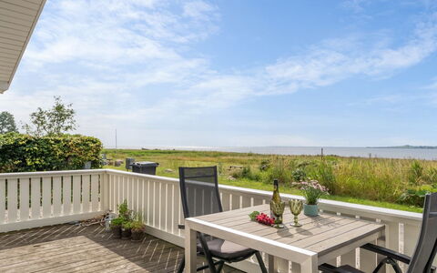 Liutulf - 40M from the Sea: Blå, Busk, Sommerhus, Bunddække, Have, Estate, Skygge, Landscaping, Stuehus, Eco Hotel