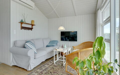 Liutulf - 40M from the Sea: Blå, Busk, Sommerhus, Bunddække, Have, Estate, Skygge, Landscaping, Stuehus, Eco Hotel