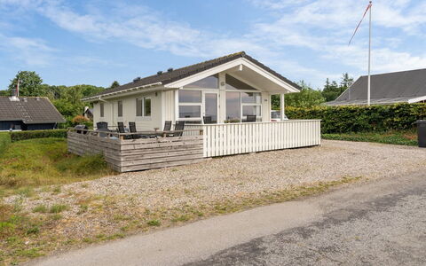 Liutulf - 40M from the Sea: Blå, Busk, Sommerhus, Bunddække, Have, Estate, Skygge, Landscaping, Stuehus, Eco Hotel